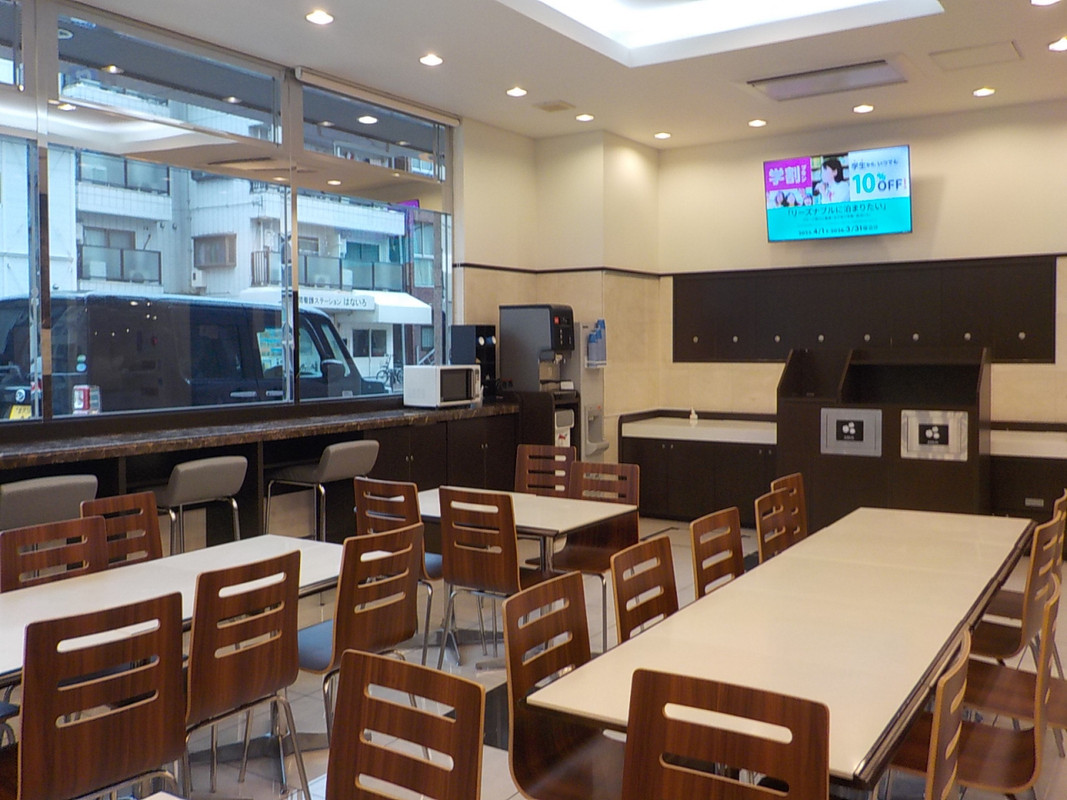 フロントの横にある朝食会場。具入りのおにぎりがメインでした。