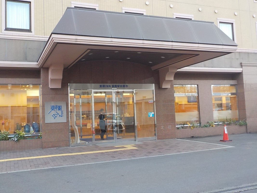 ホテル玄関です。1階にはフロントと広めのロビーがあります。