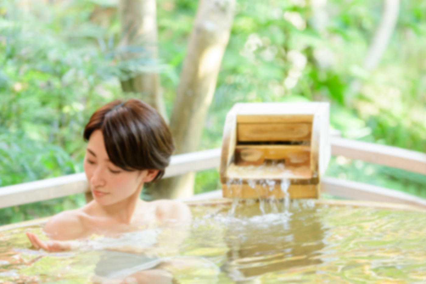 温泉 女性 露天風呂 入浴 旅行 観光イメージ 