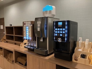 ソフトドリンクは24ｈ飲み放題でカードラウンジ位の品揃え。