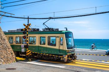 [Kanagawa] Enoden train by the sea, railroad crossing in front of Kamakura High School