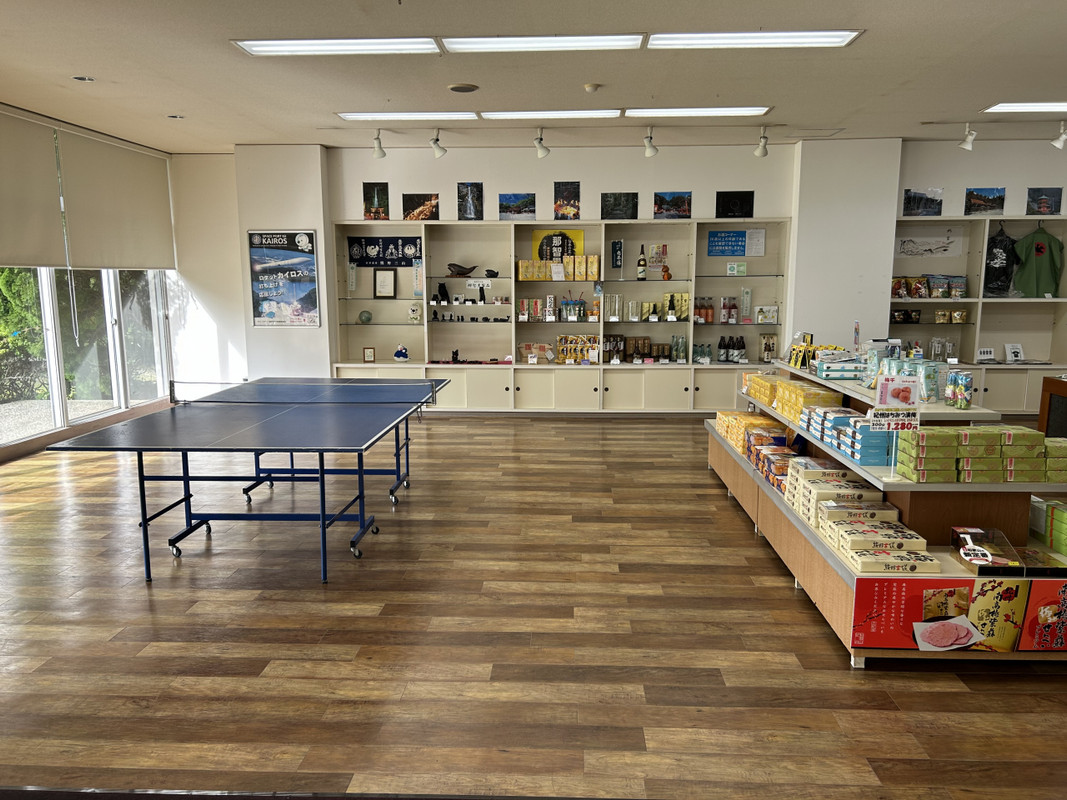 昭和の時代でもロビーには卓球台置きませんね