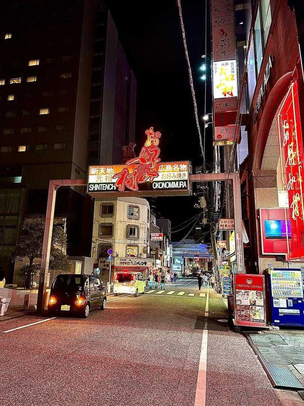 ホテルから徒歩10分圏内にはショッピング施設や飲食店が立ち並ぶ「並木通り」があり、気軽に食事を楽しめる / 1