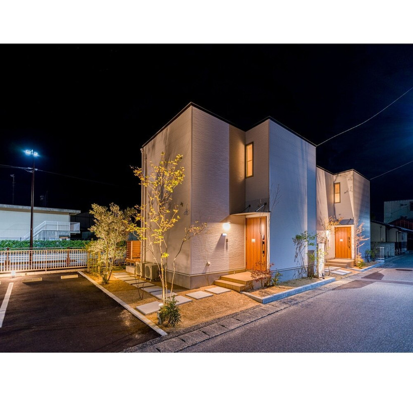 施設の正面 (日没後)