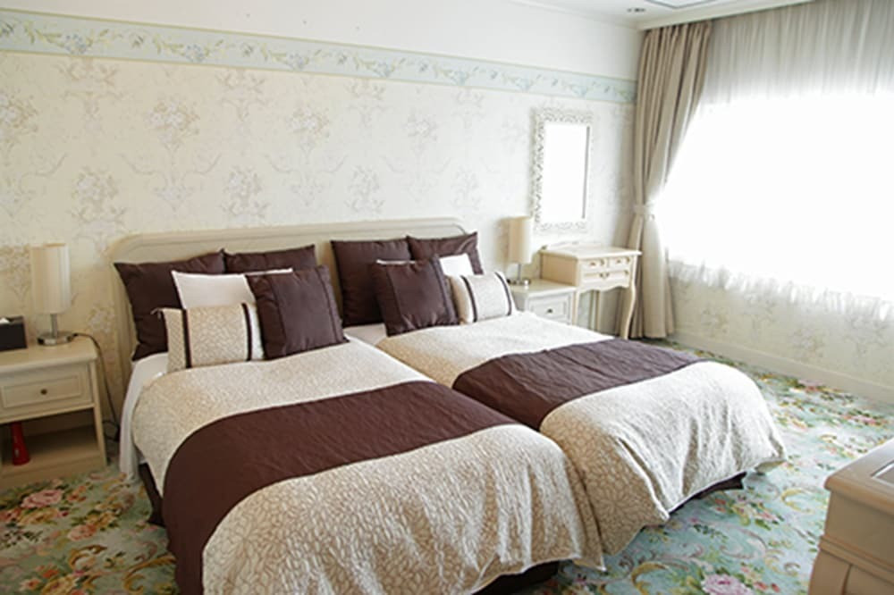 クラシカルなお部屋にステイ♪朝食はビュッフェで元気をチャージ3568868