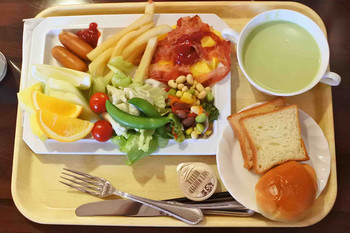 「倉敷アイビースクエア」 料理 118128725 ちびつぬの洋食メニュー。
ウインナー、ハムエッグ、ビーンズサラダにフルーツと
こちらも栄養のバランスがいいね。スープも美味しいよ。