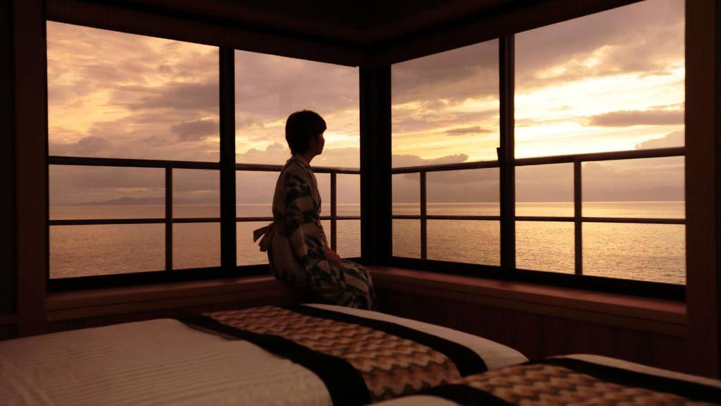 海と夕日を一望
ハレの日は特別室 / 1