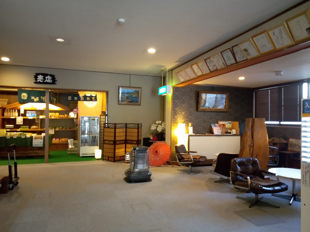 玄関から見たロビーです。奥に売店があります。