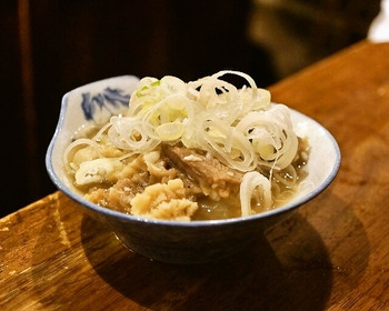 「もつ煮込み専門店 沼田」 料理 29510575 2014.7 もつ煮込み塩ニンニク仕立て（390円）