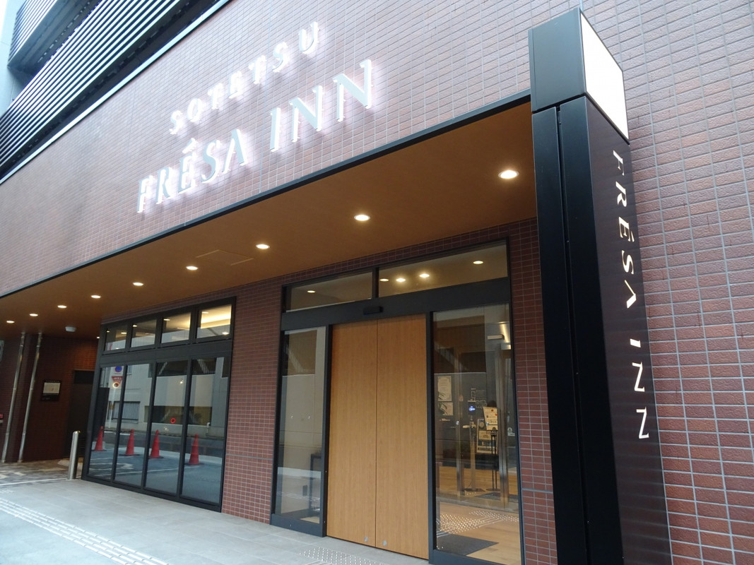 駅近くの路地を入ったところにあります。