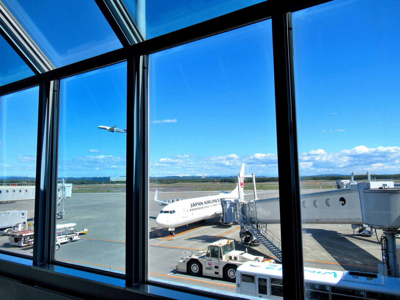 北海道・新千歳空港ターミナルビル、国内線出発口からの眺め・千歳市、苫小牧市(1)