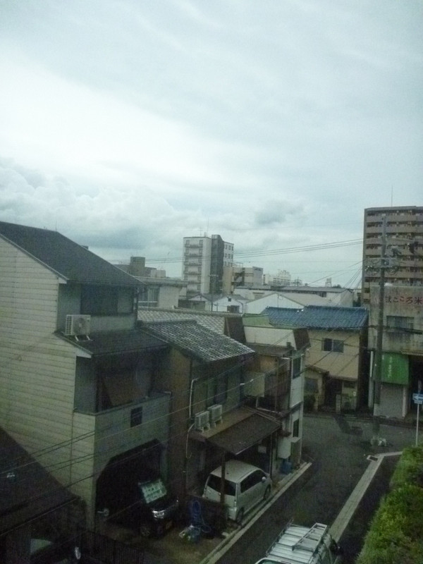 客室の窓からは周辺の住宅が見えます。