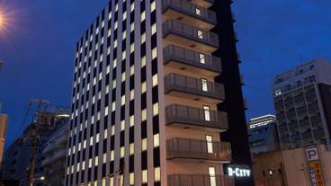 施設の正面 (日没後) / 1