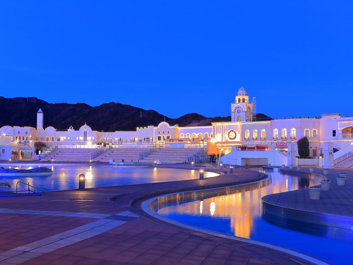 夜にはライトアップされたイルミネーションに包まれ、ロマンチックな時間を過ごせます