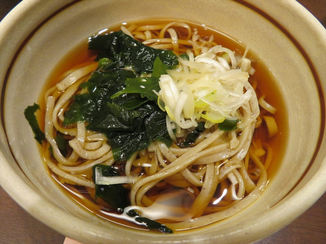 無料サービスのハーフサイズのお蕎麦や…、