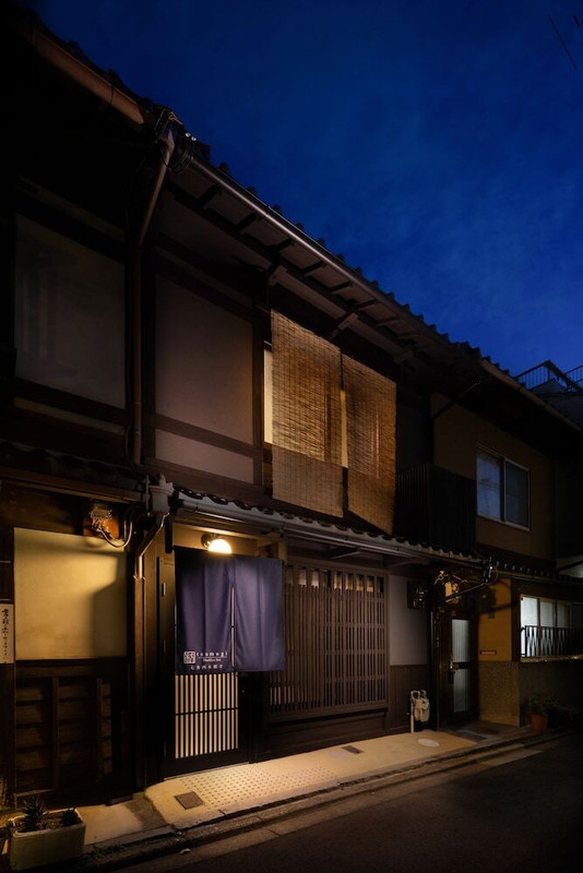 施設の正面 (日没後)