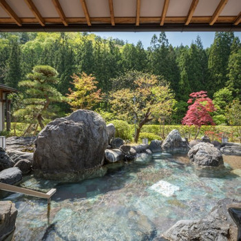 2. 渓流を望む露天風呂でポカポカに。大人カップルを癒やす「游泉 志だて（ゆうせん しだて）」3633577