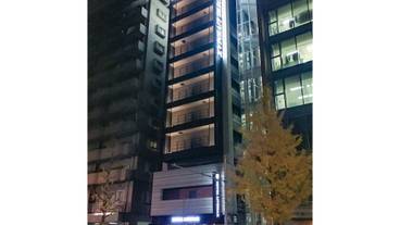 施設の正面 (日没後) / 1