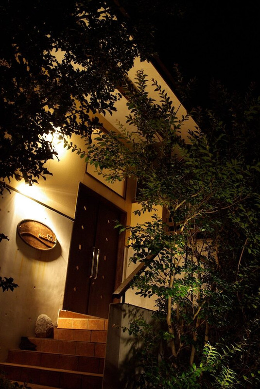 施設の正面 (日没後)