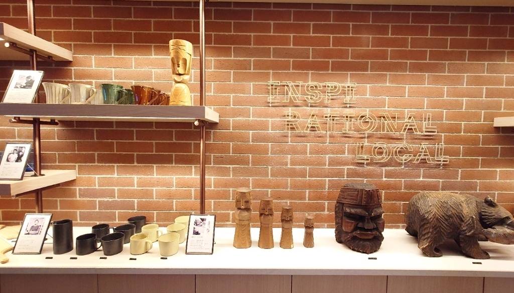 木彫り熊や北海道民芸も並ぶ / 2