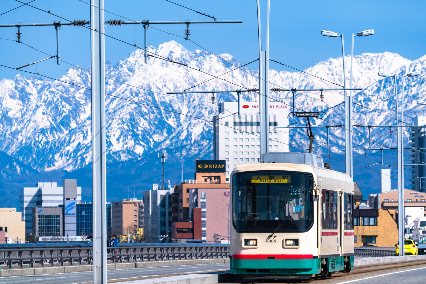 《富山県》富山の街並み・路面電車と立山連峰