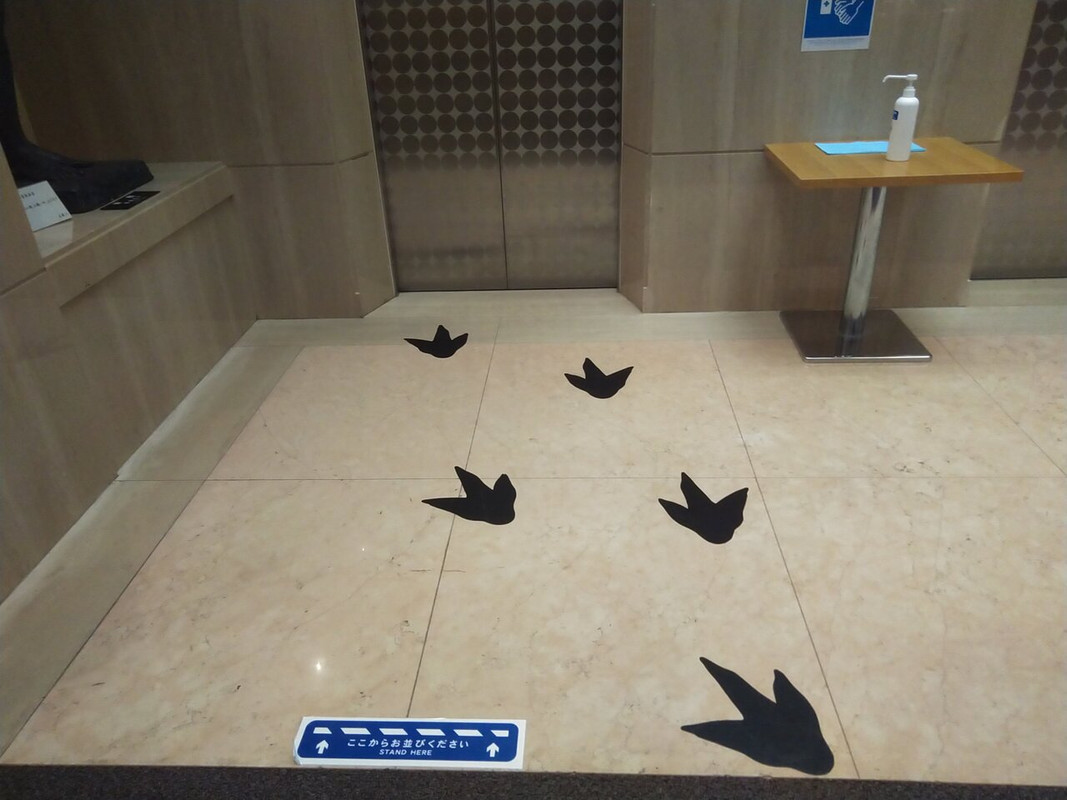 エレベーター前にもありました。