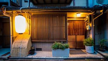 施設の正面 (日没後) / 2