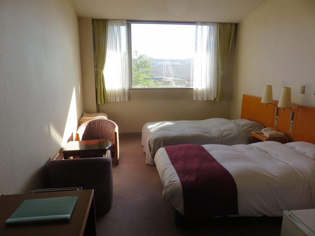 もう一つのベッドにはカバーが・・・