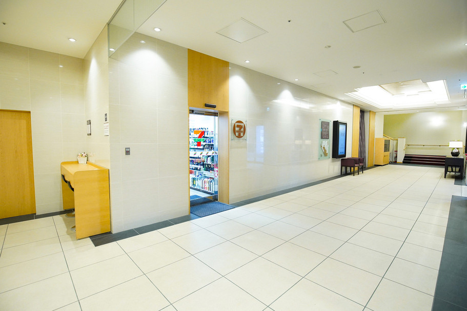 「ホテル・ザ・ウエストヒルズ・水戸」 内観 129318319 【1階ロビー】ロビーよりコンビニへ入店できます【1階ロビー】