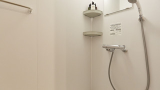 4 人部屋 共用バスルーム