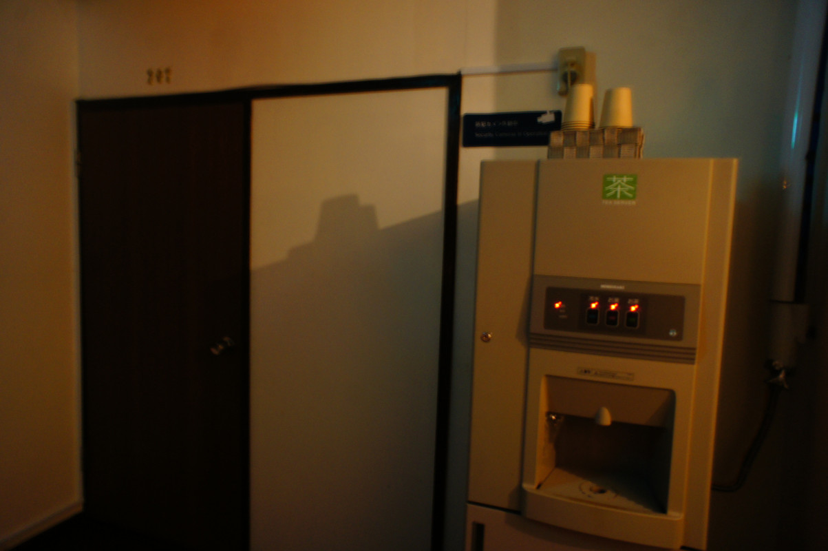 お茶とお湯は飲み放題。廊下にサーバーがある。