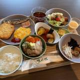 地元食材を味わう朝食
ルームサービスも可 / 1