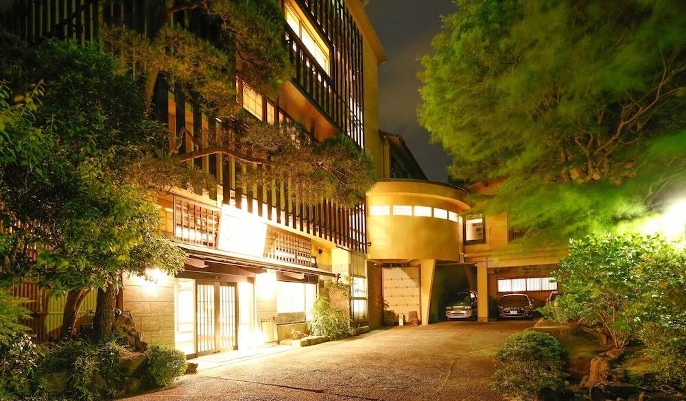 奥湯河原のモダン宿に
チェックイン / 1