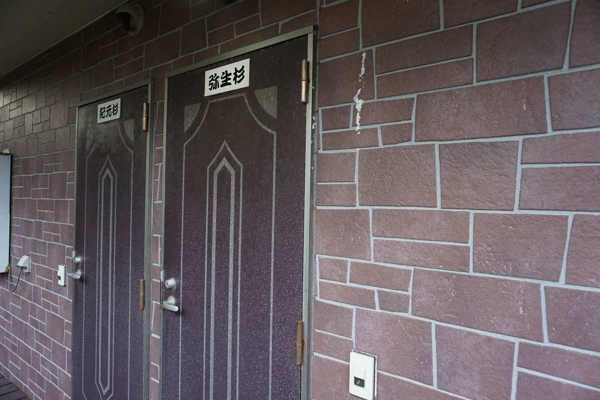 部屋のドア　アパートのような感じ