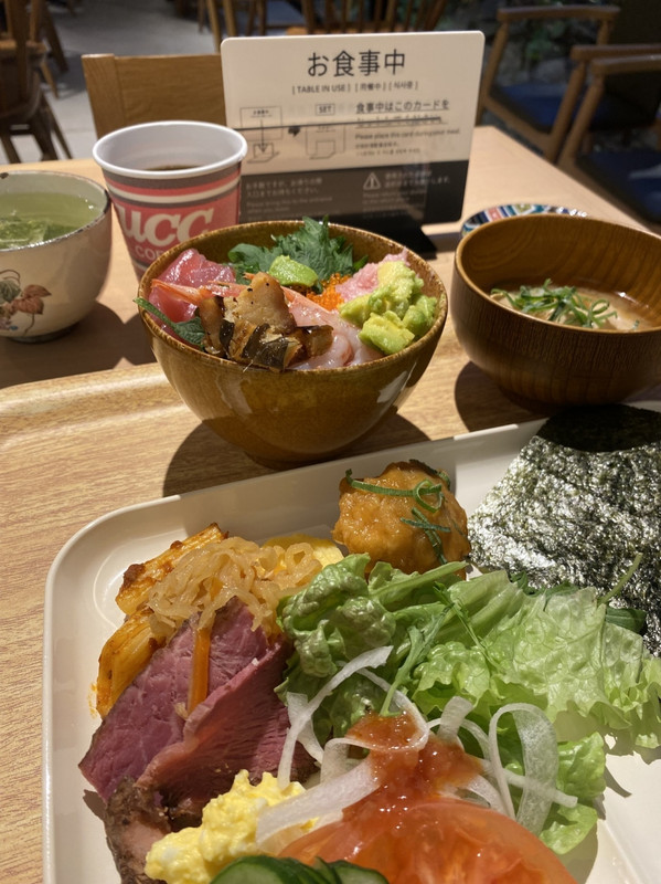 朝食は海鮮丼もできます