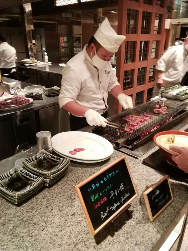 仙台名物の牛タンを目の前で焼いてくれる。