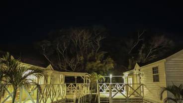 施設の正面 (日没後) / 2