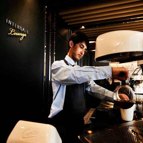 自慢の淹れたてコーヒーを
お部屋にテイクアウト / 1