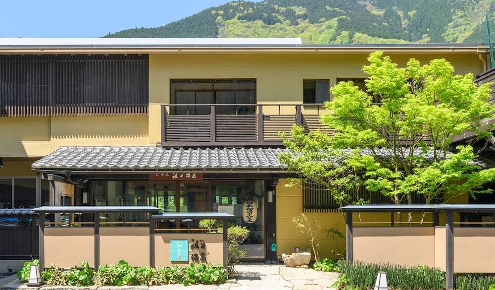 ホテルの玄関① / 2