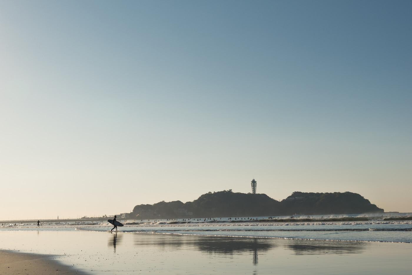 朝の江の島、鵠沼海岸に多くのサーファー