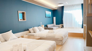 デラックス ファミリールーム 201号室 禁煙 (シングル布団2組は部屋に常備していない為、事前にリクエストが必要)