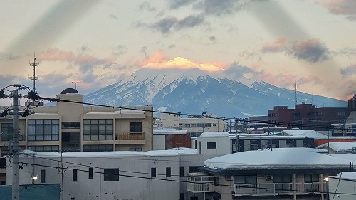 北端の部屋なのでサイドの窓からの岩木山です