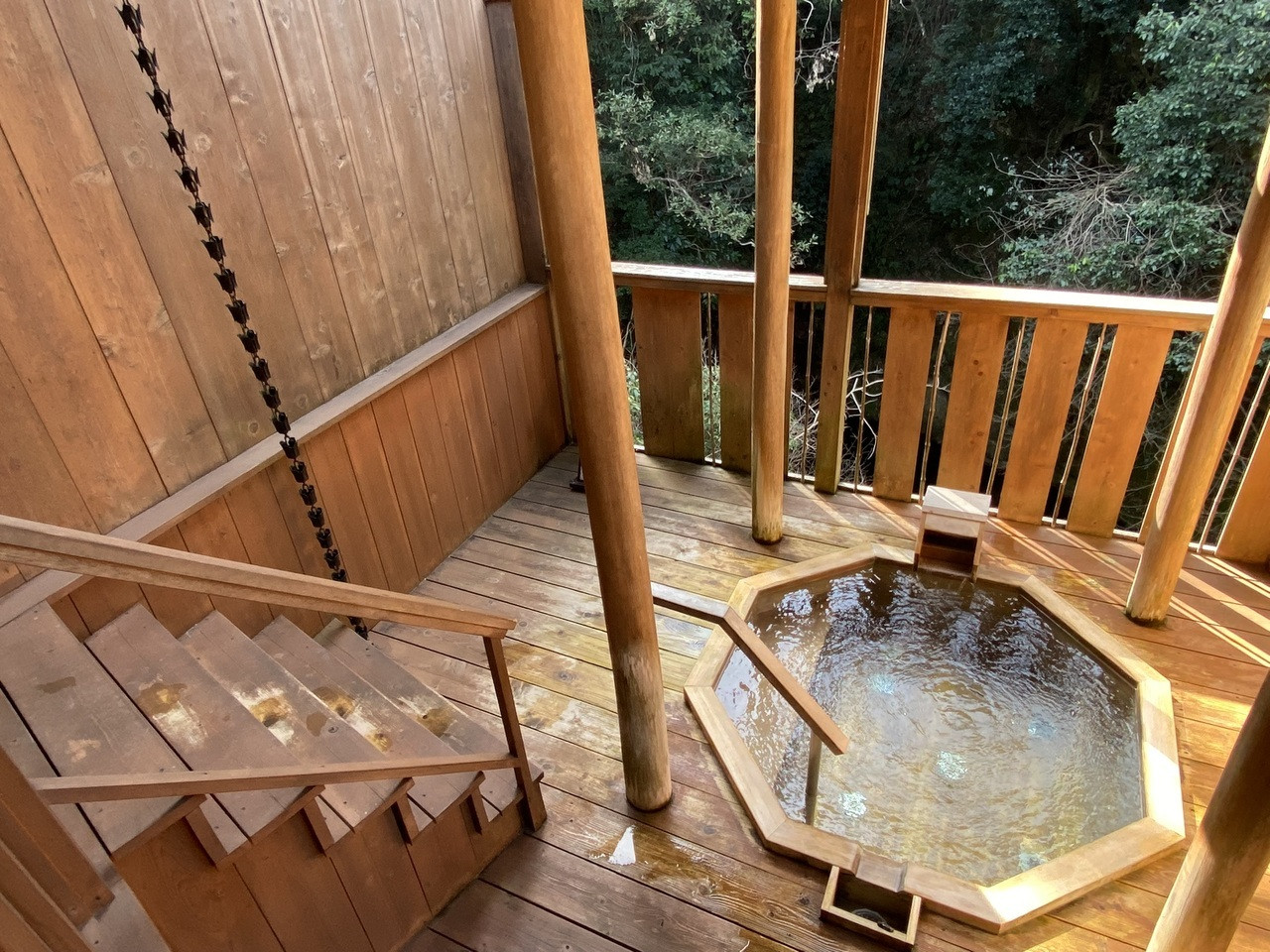 木の温もりあふれる露天風呂が心を解きほぐす4047728