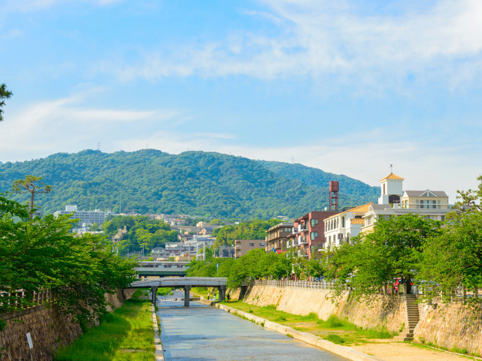 街のシンボル「芦屋川」沿いはぷらり散策にぴったり。周辺にはおしゃれなカフェやレストランも