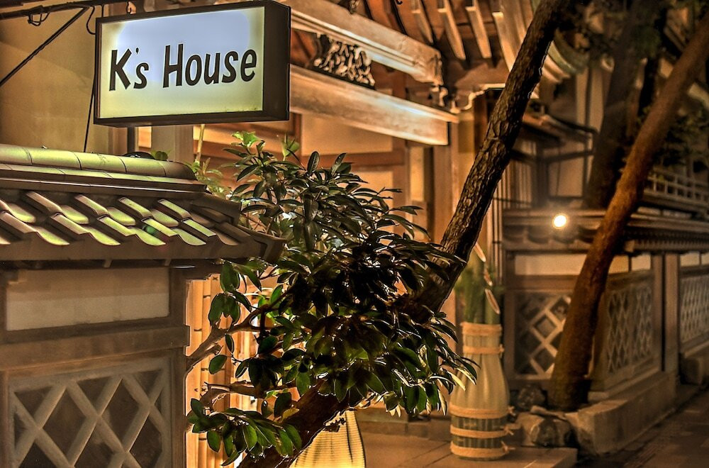 施設の正面 (日没後)