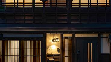 施設の正面 (日没後) / 4