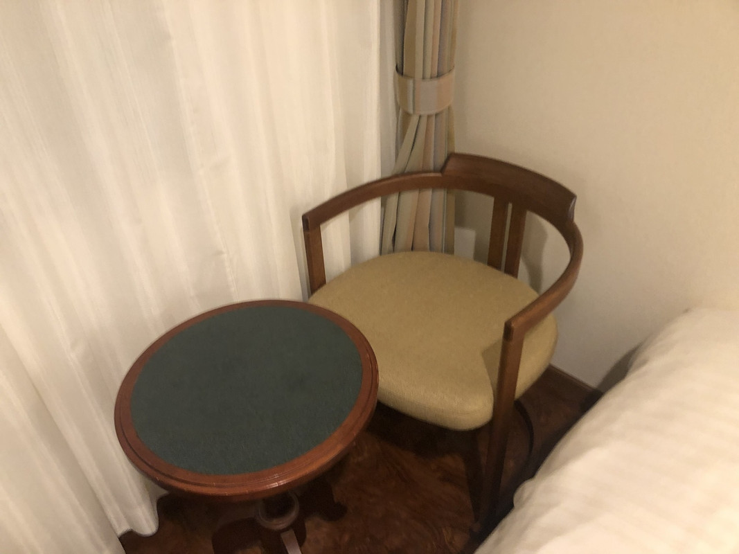 ミニテーブルとチェアー付き。