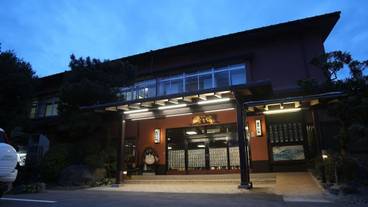 施設の正面 (日没後) / 2