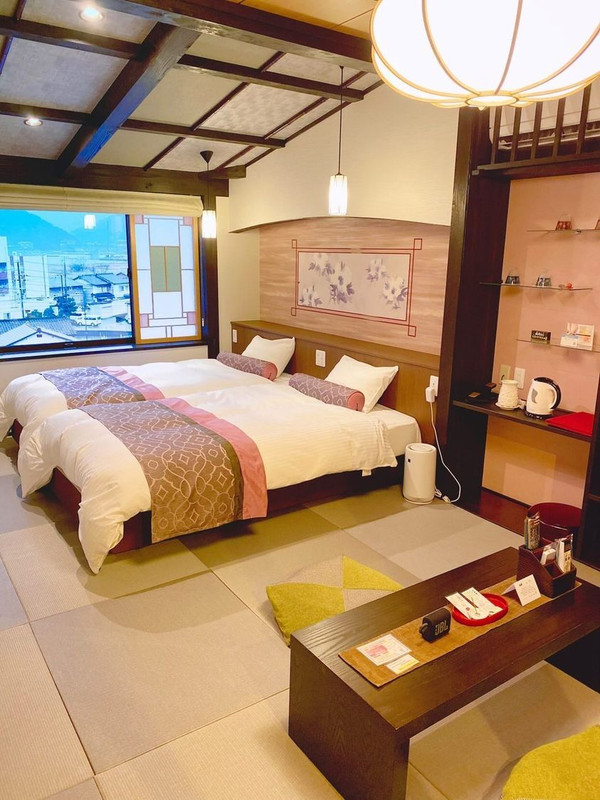 「花ひらり」という和＋インスタ映えな、かわいいツインルームに宿泊しました。和の上品さと落ち着いた空間に癒されました。