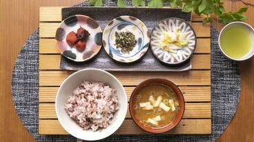 朝食ビュッフェ 菜っ葉のおひたしに、かぼちゃの炊いたんなど / 8